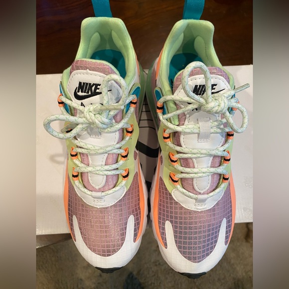 Air Max 270 React SE - Picture 2 of 9